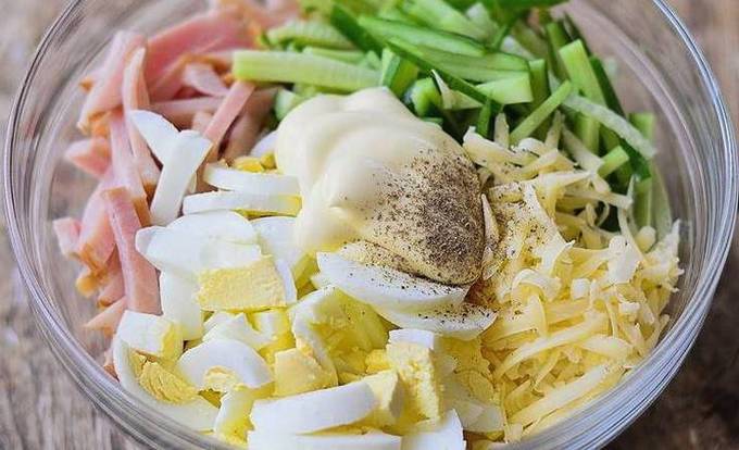 Салат с ветчиной, сыром, яйцом и маринованным огурцом