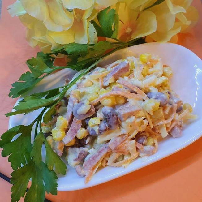 Слоеный салат с сыром, колбасой и красной консервированной фасолью