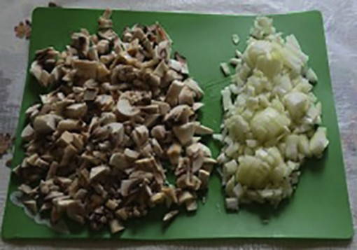 Салат с курицей, грибами и ананасами