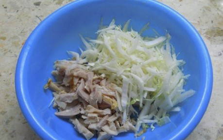 Салат с копченой курицей и пекинской капустой