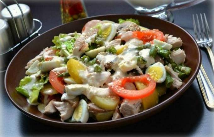 Теплый салат с курицей и овощами