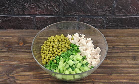 Салат с курицей и зеленым горошком