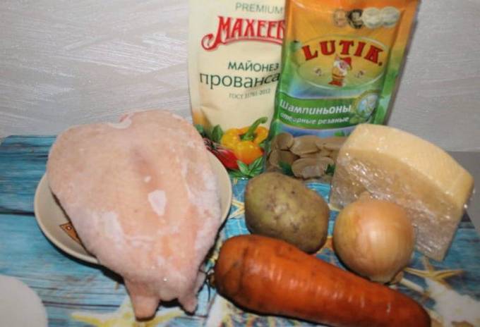 Салат с курицей, грибами, сыром и картофелем