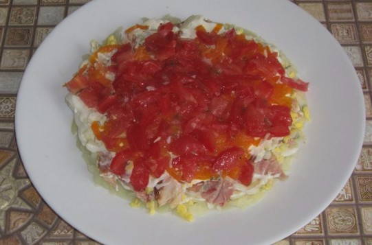 Салат с копченой курицей и помидорами слоями