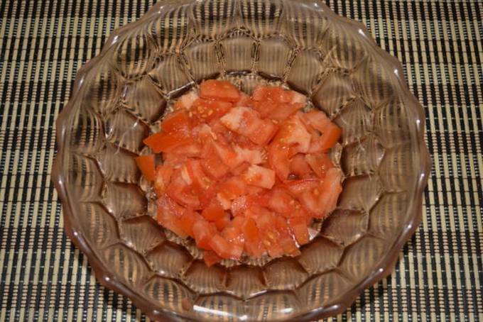 Салат с крабовыми палочками, помидорами и яйцами