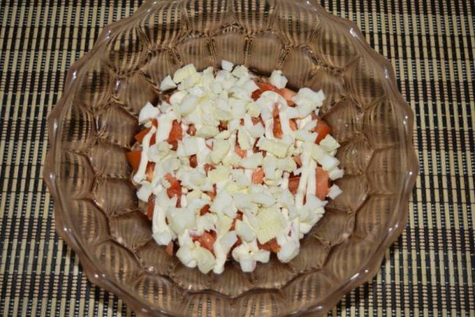 Салат с крабовыми палочками, помидорами и яйцами