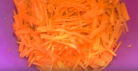 Салат из стрелок чеснока с морковью