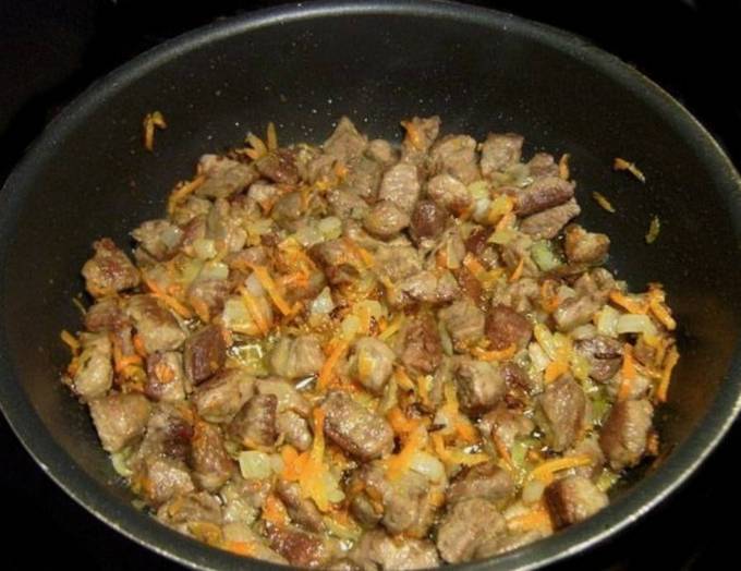 Тушеная капуста с мясом свинины на сковороде. Жареное мясо на сковороде с луком и морковью. Свинина жареная с луком и морковью. Жареная капуста с мясом. Солянка тушеная с мясом.