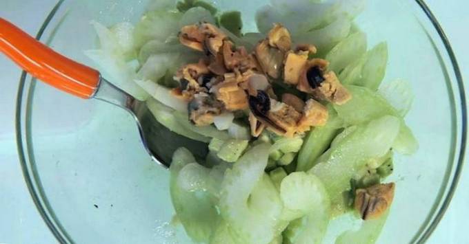 Салат с мидиями и авокадо