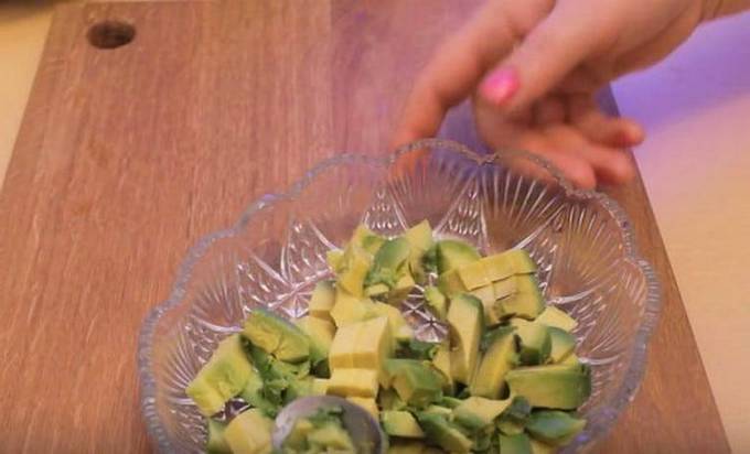 Салат с авокадо креветками