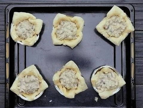 Жульен с грибами со сливками и сыром в тарталетках