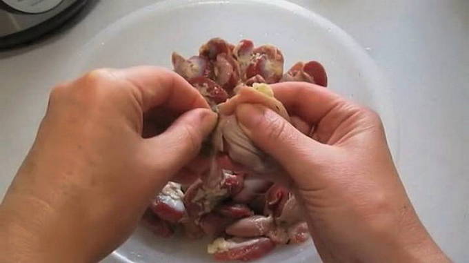 Куриные сердечки с грибами в сметане на сковороде