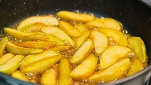 Творожная запеканка с яблоками на сковороде