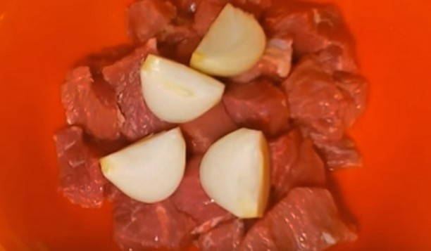 Картофельная запеканка с мясом, луком и сметаной
