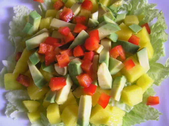 Салат с авокадо и манго