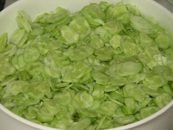 Салат из огурцов на зиму с чесноком