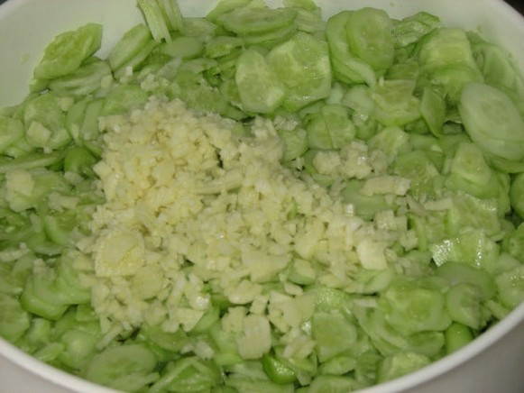 Салат из огурцов на зиму с чесноком