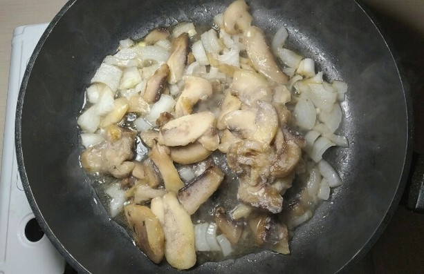 Куриные отбивные с грибами на сковороде