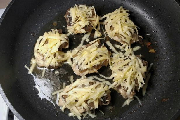 Куриные отбивные с грибами на сковороде