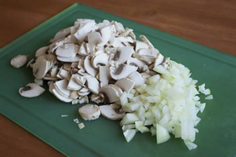 Жульен с грибами, сыром и сметаной в кокотницах
