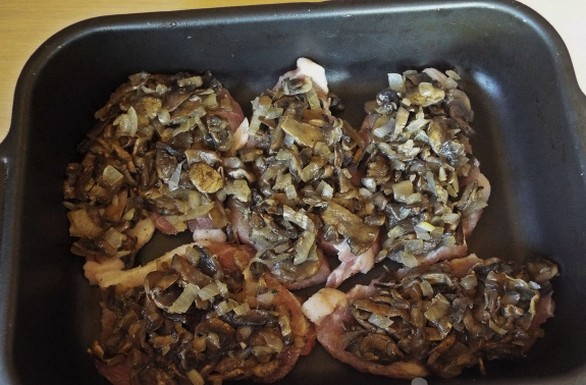 Отбивные из свинины в духовке с грибами