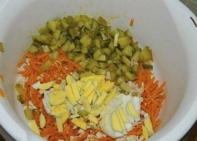 Салат с курицей, корейской морковью и соленым огурцом