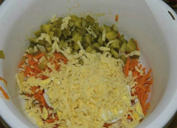 Салат с курицей, корейской морковью и соленым огурцом