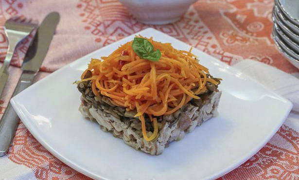 Пикантный салат с корейской морковью и ветчиной: рецепт с фото