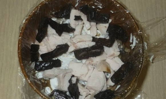 Салат с копченой курицей, черносливом и шампиньонами