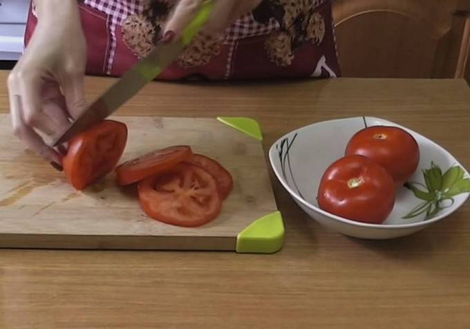 Кабачки в духовке со сметаной и помидорами