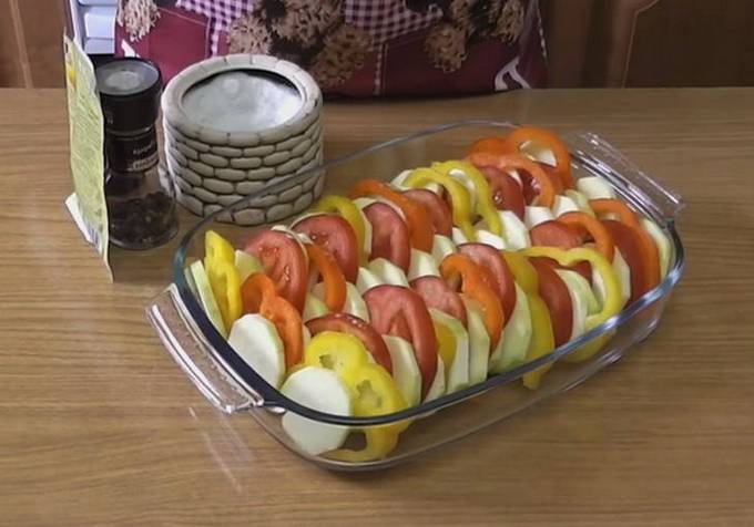 Кабачки в духовке со сметаной и помидорами