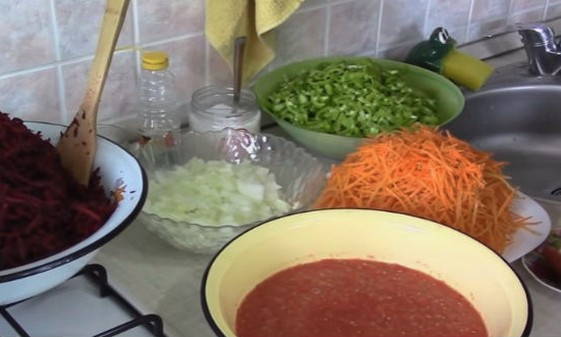 Салат из свеклы, помидоров, перца и моркови на зиму