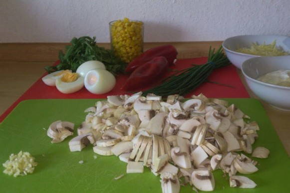 Салат с грибами, кукурузой и яйцом
