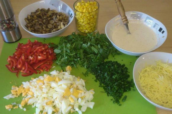Салат с грибами, кукурузой и яйцом
