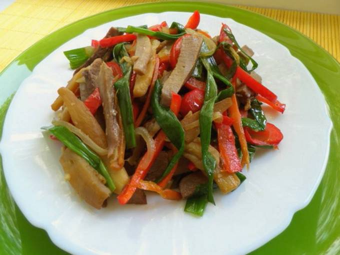 Простой салат из говяжьего языка с луком и огурцом