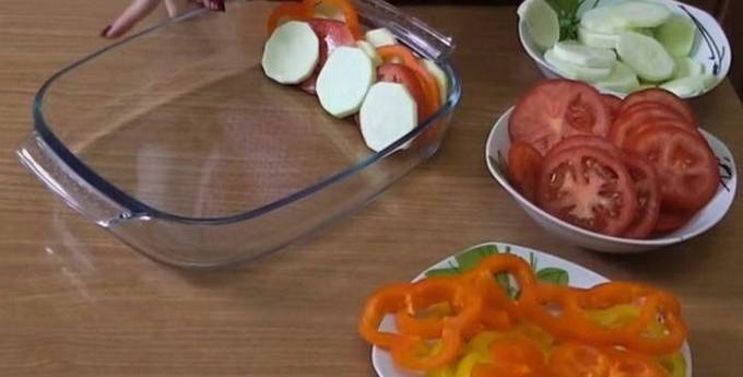 Кабачки в духовке с помидорами и сыром