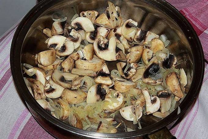 Фунчоза с грибами на сковороде