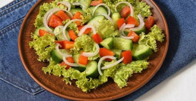 Греческий салат с листьями салата