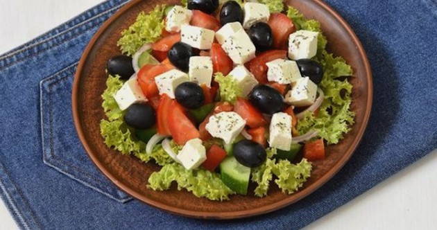 Греческий салат с листьями салата