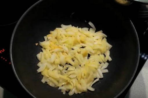 Домашняя солянка с колбасой