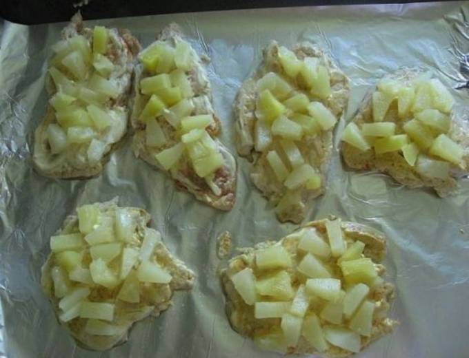 Куриные отбивные с ананасами и сыром в духовке
