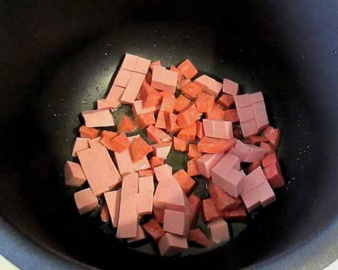 Колбаски в мультиварке. Как резать колбасу на солянку.