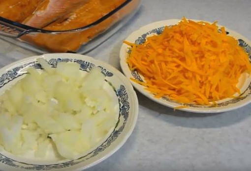 Горбуша в духовке с луком и морковью