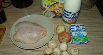 Жульен с курицей, грибами и молоком на сковороде