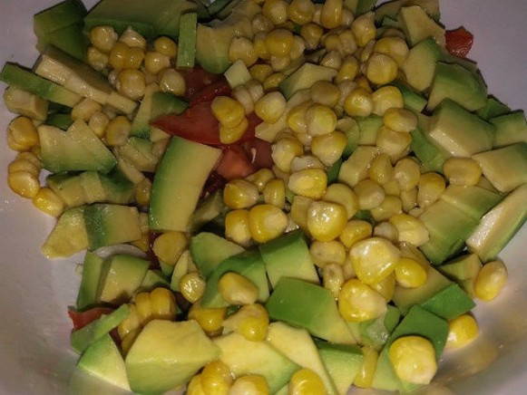 Салат с тунцом, кукурузой, помидорами и авокадо