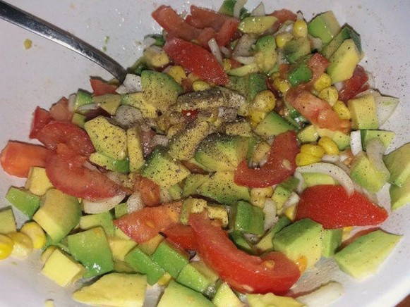 Салат с тунцом, кукурузой, помидорами и авокадо