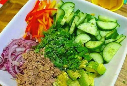 Салат с консервированным тунцом и авокадо