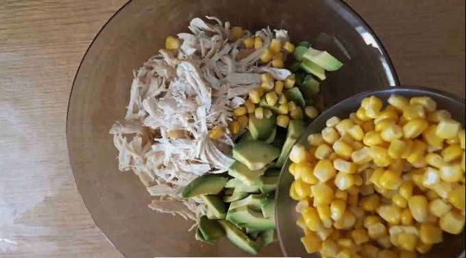 Салат с авокадо, курицей и кукурузой