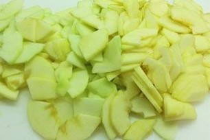Шарлотка с яблоками на маргарине