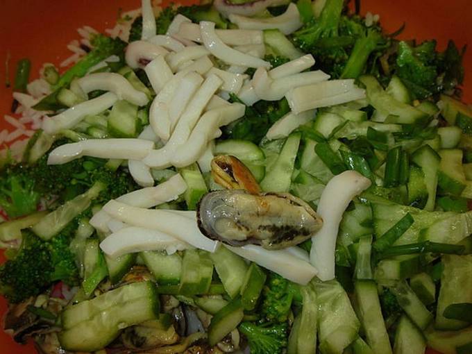 Салат с мидиями и кальмарами